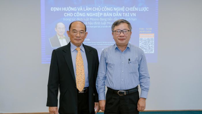 Giáo sư Từ Trung Chấn chụp ảnh với TS Hà Thúc Viên ( Bên phải).