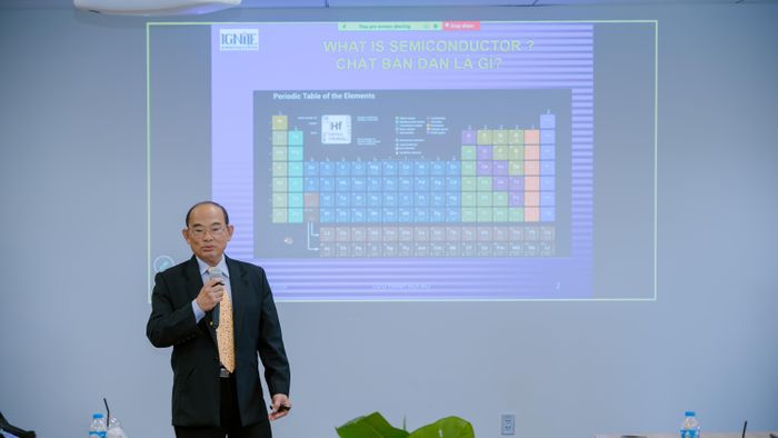 Giáo sư Từ Trung Chấn chia sẻ các kiến thức tại hội thảo.