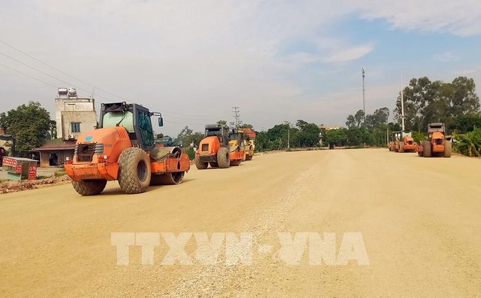 Đơn vị thi công đang tập trung đẩy nhanh tiến độ xây dựng tuyến đường bộ song hành đường Vành đai 5. Ảnh: Nguyễn Chinh – TTXVN