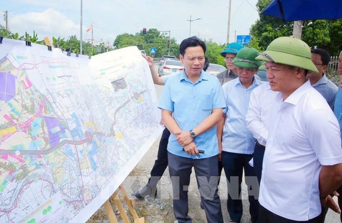 Đoàn công tác kiểm tra thực địa dự án. Ảnh: Nguyễn Chinh - TTXVN