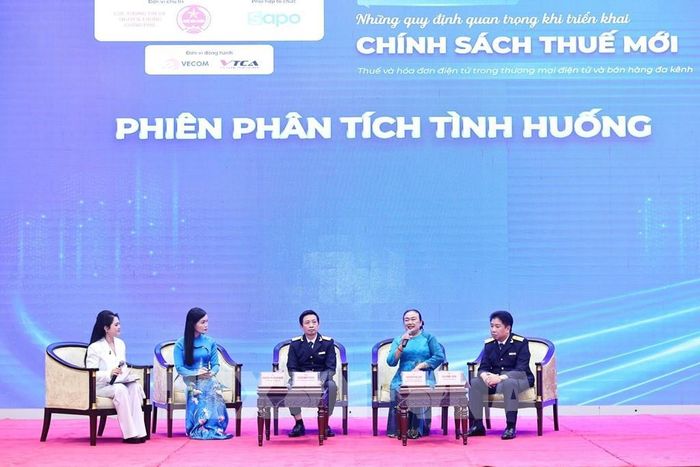 Giao lưu với các đại biểu tại hội thảo. Ảnh: Minh Đức – TTXVN