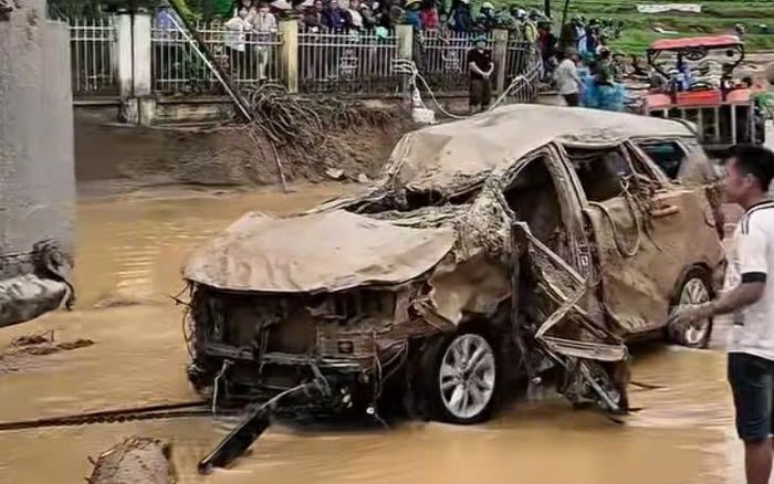Một chiếc xe ô tô giống mẫu Toyota Innova bị chôn sâu trong bùn đất tại khu vực gần Trường tiểu học Phúc Than thuộc xã Mường Than, tỉnh Lai Châu. Do bị nước, bùn đất đá cuốn trôi, chiếc xe bị hư hỏng nghiêm trọng, biến dạng và khó nhận dạng.