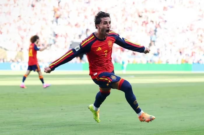 Ferran Torres ghi bàn quyết định, giúp Tây Ban Nha đánh bại Argentina để lần thứ hai đăng quang World Cup sau 16 năm. Ảnh: FIFA