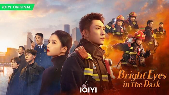 Anh Ấy Bước Ra Từ Ánh Lửa có sự tham gia của Hoàng Cảnh Du và Trương Tịnh Nghi, được chuyển thể từ tiểu thuyết nổi tiếng của Nhĩ Đông Thố Tử. Nhân vật trung tâm là Lâm Lục Kiêu - trạm trưởng đội đặc nhiệm phòng cháy chữa cháy giàu kinh nghiệm, luôn đặt nhiệm vụ lên hàng đầu. Trong một chương trình truyền hình về kỹ năng cứu hỏa, anh tình cờ gặp lại Nam Sơ, nữ vũ công từng được mình cứu khỏi đám cháy nhiều năm trước. Từ lòng biết ơn, Nam Sơ dần nảy sinh tình cảm, trong khi Lâm Lục Kiêu vẫn không ngừng đối mặt với những nhiệm vụ nguy hiểm. Bộ phim cân bằng giữa chuyện tình lãng mạn và những màn cứu hộ nghẹt thở, đồng thời khắc họa sự hy sinh thầm lặng của những người lính cứu hỏa. Kết thúc mở cũng để lại nhiều dư âm, khiến khán giả không khỏi xúc động.
