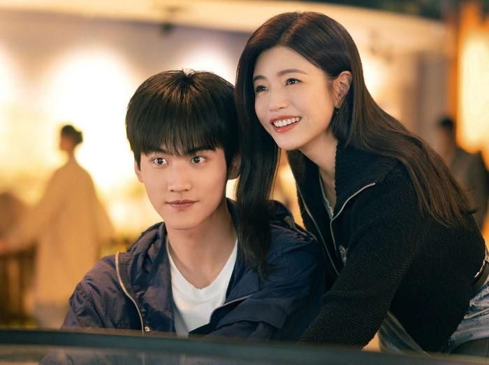 Thư Kích Hồ Điệp được chuyển thể từ tiểu thuyết cùng tên của Thất Bảo Tô. Phim kể về Sầm Căng (Trần Nghiên Hy), người phụ nữ vừa trải qua cuộc hôn nhân đổ vỡ vì bị phản bội. Đúng lúc cuộc sống rơi vào bế tắc, cô gặp lại Lý Vụ (Châu Kha Vũ), chàng trai từng được mình giúp đỡ khi còn nhỏ. Sau nhiều năm, Lý Vụ đã trưởng thành, thành đạt và quyết tâm ở bên bảo vệ người phụ nữ từng thay đổi cuộc đời mình. Tác phẩm khai thác chuyện tình lệch tuổi với góc nhìn nhẹ nhàng, nhấn mạnh sự đồng hành và lòng biết ơn vượt lên trên những định kiến xã hội.