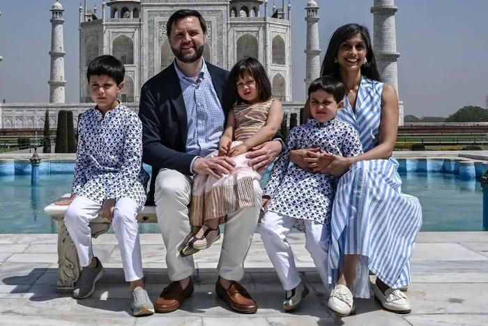JD Vance và Usha Vance cùng các con tại Taj Mahal ở Ấn Độ vào ngày 23 tháng 4 năm 2025. (Ảnh: KENNY HOLSTON/POOL/AFP via Getty)