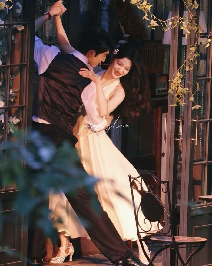 Trong phim, Trương Lăng Hách vào vai Mộ Dung Thanh Dịch và Vương Sở Nhiên đảm nhận vai Nhậm Tố Tố (Phương Mục Lan).