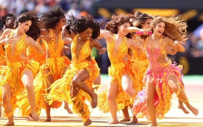 Shakira diện váy khoét cổ sâu với những đường cắt xẻ táo bạo. Ảnh: Getty Images