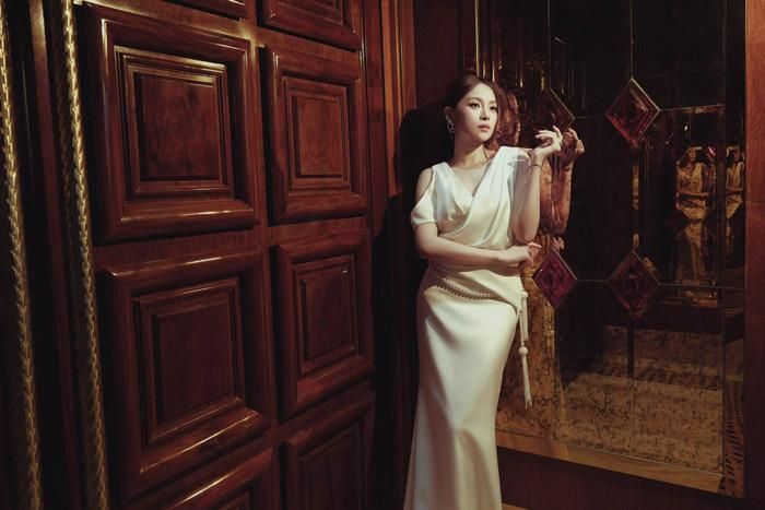 Tam Triều Dâng ghi điểm với phong cách sang trọng, quyến rũ đầy tinh tế. (Nguồn: FBNV)