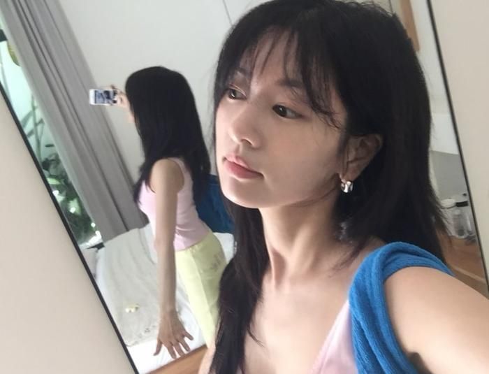 Vòng eo thon gọn cùng thần thái thoải mái khiến nhiều người khó tin rằng cô đã bước sang tuổi 37.