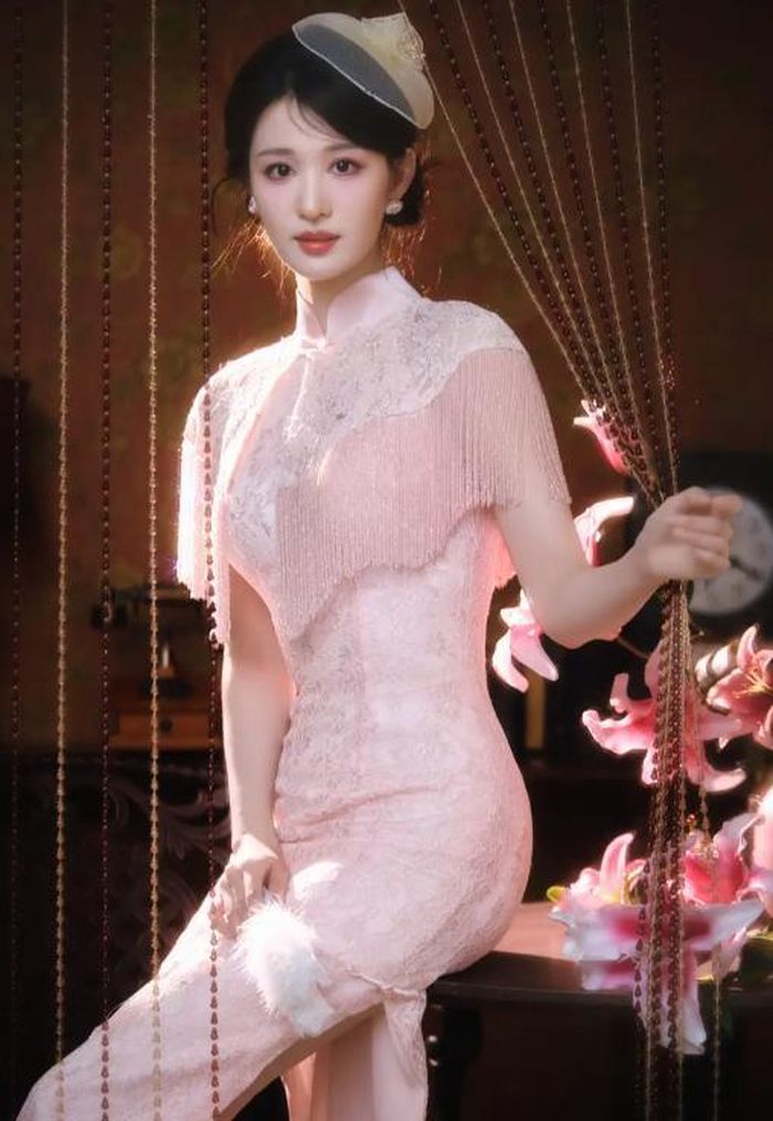 Vương Sở Nhiên gây sốt với nét đẹp kiều diễm trong bộ sườn xám cách điệu tông hồng ngọt ngào. Ảnh: Sohu