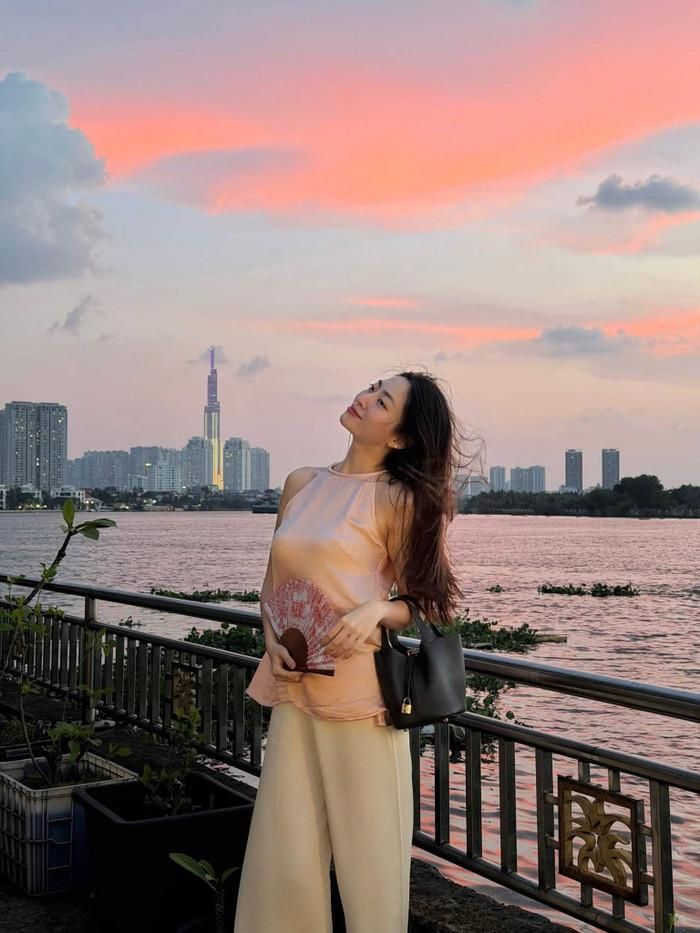 Hoa hậu Lương Thùy Linh khoe thần thái cuốn hút giữa khung cảnh lãng mạn. (Nguồn: FBNV)