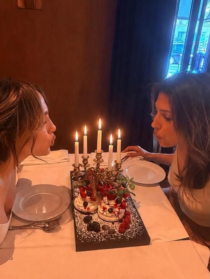 Jennifer Lopez đã đăng tải loạt ảnh trong chuyến du lịch tại Paris cùng em gái Lynda Lopez.