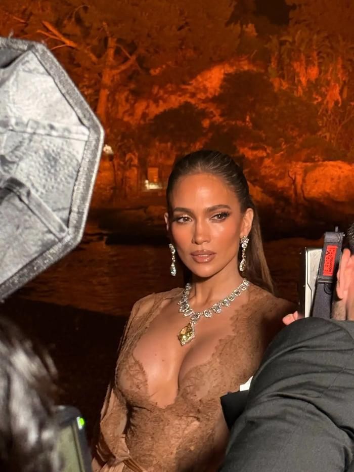 Jennifer Lopez thường xuyên trở thành tâm điểm nhờ ngoại hình trẻ trung và vóc dáng săn chắc.