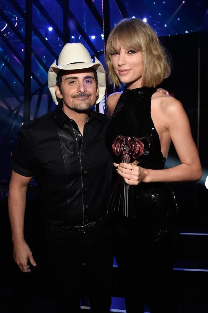 Nam ca sĩ nhạc đồng quê Brad Paisley đã lên tiếng bảo vệ Taylor Swift.