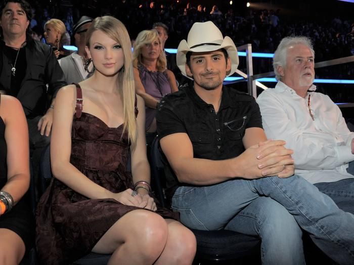 Brad Paisley tiết lộ anh đặc biệt xúc động khi nhận được thiệp mời từ Taylor Swift và Travis Kelce.