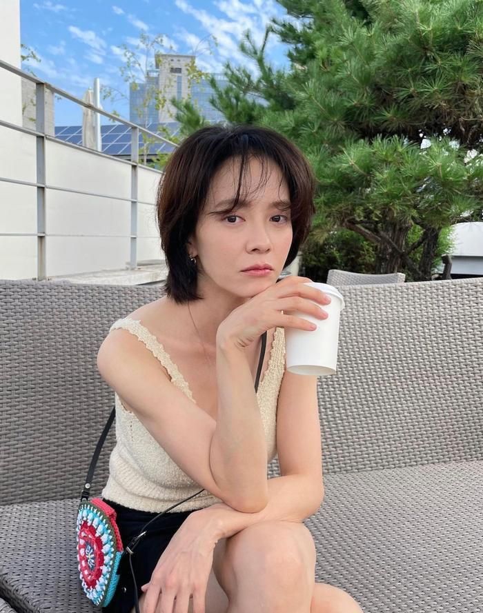 Song Ji Hyo nhận được nhiều lời khen về nhan sắc lẫn thần thái ở tuổi U50.