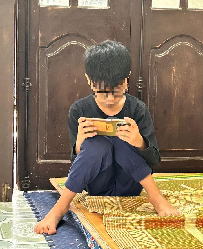 Theo chị T.K.O, con trai chị dành phần lớn thời gian trong ngày để nghịch điện thoại