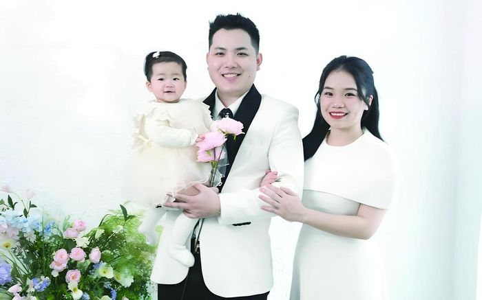 Vợ chồng 9X Lê Ngọc Phương Anh - Phạm Mạnh Huy và con gái