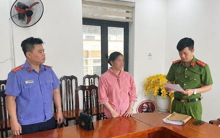 Điều tra viên và Kiểm sát viên tống đạt Quyết định khởi tố bị can đối với Bùi Thị Thon. Ảnh: Công an Phú Thọ