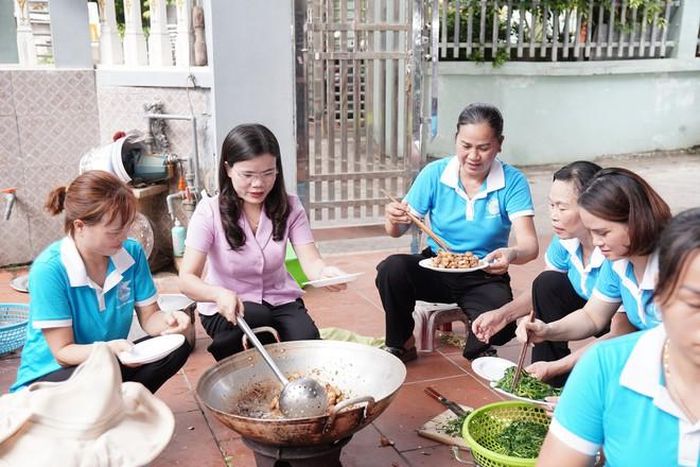 Bà Vũ Hồng Luyến, Ủy viên Ban Chấp hành Trung ương Hội LHPN Việt Nam, Phó Chủ tịch Ủy ban MTTQ Việt Nam tỉnh, Chủ tịch Hội LHPN tỉnh Hưng Yên, thăm hỏi, tặng quà Mẹ Việt Nam Anh hùng và nấu bữa cơm tri ân thay lời cảm ơn những người có công với cách mạng.