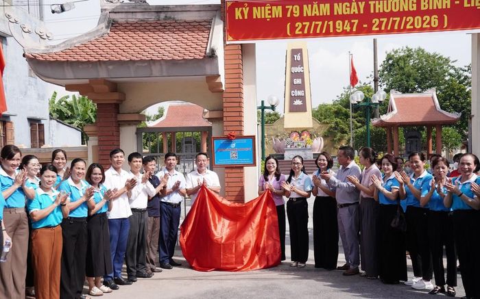 Các đại biểu ra mắt công trình "Số hóa nghĩa trang liệt sĩ" tại xã Nguyễn Văn Linh, tỉnh Hưng Yên