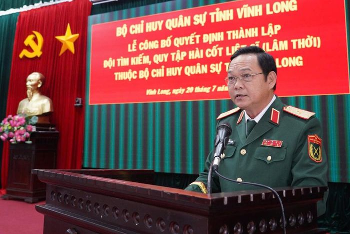 Thiếu tướng Phạm Văn Thanh, Chỉ huy trương Bộ CHQS tỉnh Vĩnh Long, phát biểu giao nhiệm vụ