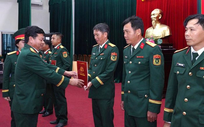 Đại tá Nguyễn Thanh Xuân, Phó Chỉ huy trưởng kiêm Tham mưu trưởng Bộ CHQS tỉnh Vĩnh Long, trao quyết định điều động quân nhân chuyên nghiệp tham gia Đội tìm kiếm, quy tập hài cốt liệt sĩ (lâm thời)
