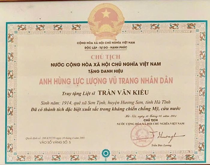 Liệt sĩ Trần Văn Kiểu được trao nhiều bằng khen, huân chương kháng chiến. Năm 2001, ông được truy tặng Anh hùng Lực lượng vũ trang nhân dân. Ảnh: Hồ Lam