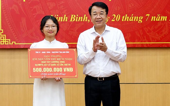 Chủ tịch UBND tỉnh Nguyễn Thanh Bình khen thưởng cho em Nguyễn Thị Bích Ngọc