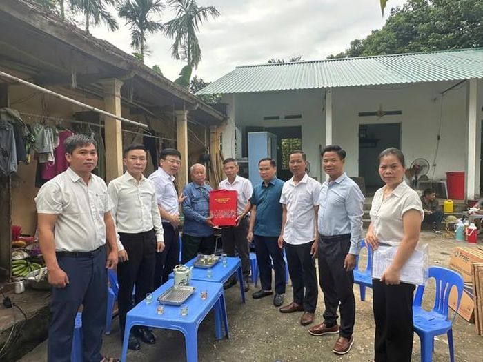 Bên cạnh công tác tuyên truyền, phổ biến chủ trương, chính sách, chính quyền xã Yên Bài luôn quan tâm chăm lo đời sống hộ có hoàn cảnh khó khăn và gia đình chính sách