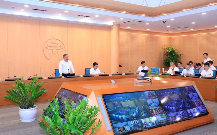 Chủ tịch UBND thành phố Hà Nội Vũ Đại Thắng cùng các đồng chí lãnh đạo thành phố, sở, ngành tham dự cuộc họp. Ảnh: Viết Thành