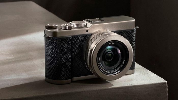 Nếu chỉ cân nhắc dựa trên tính thực dụng, Lumix L10 là lựa chọn có lợi thế rõ ràng hơn khi dải tiêu cự 24 - 75mm với khẩu độ f/1.7-2.8 giúp chiếc máy này xử lý linh hoạt nhiều thể loại ảnh