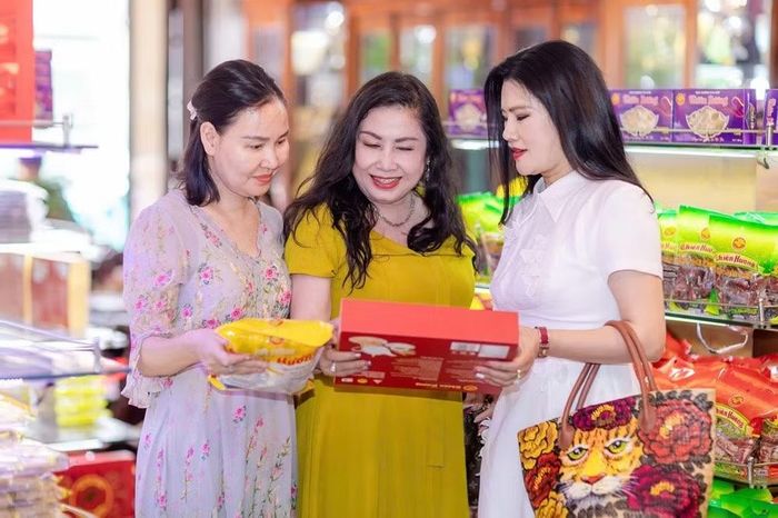 Các nữ doanh nhân ghé thăm xưởng sản xuất và điểm trưng bày sản phẩm của Công ty TNHH Thiên Hương (Huế) - thành viên của Hiệp hội VACOD