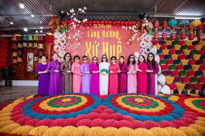 Đoàn ghé thăm nhiều điểm du lịch di sản của Cố đô
