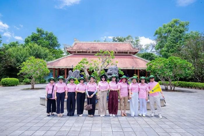 Đoàn chụp ảnh lưu niệm tại các điểm di tích