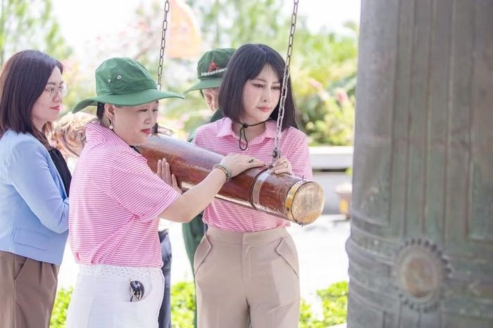 Bà Nguyễn Thị Thu Thủy, Phó Chủ tịch thường trực Hiệp hội Phát triển hàng tiêu dùng Việt Nam - VACOD và bà Nguyễn Thị Thanh Tâm, Phó Chủ tịch Hiệp hội Doanh nghiệp thành phố Hà Nội - HBA