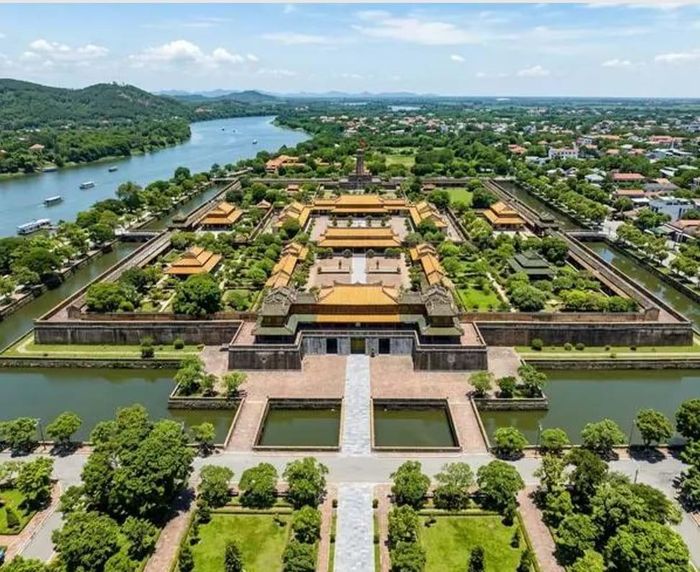 Tổng thể cấu trúc đô thị Huế với Kinh thành, sông Hương và hệ thống cảnh quan tự nhiên. Mối quan hệ giữa thành quách, mặt nước và địa hình cho thấy cảnh quan là bộ khung của toàn bộ đô thị lịch sử. Nguồn: UNESCO - Complex of Húe Monuments