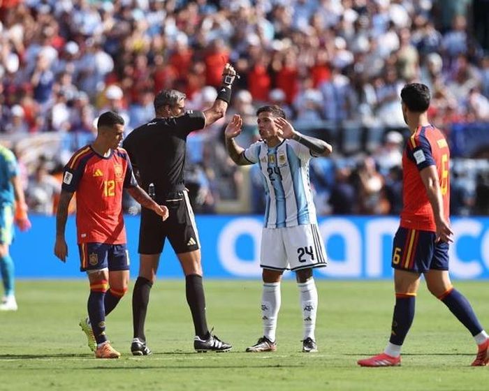 Thẻ đỏ của Enzo ở những phút cuối cùng hiệp 2. Ảnh: Buda Mendes/Getty Images