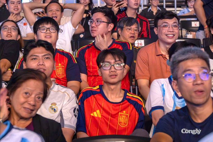Nhiều người dân, bạn trẻ háo hức trong đêm chung kết World Cup 2026.