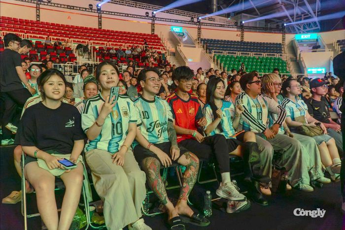 Các bạn trẻ hào hứng đi cổ vũ cho đội bóng yêu thích.
