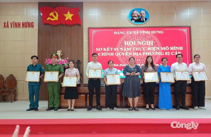 Nhiều tập thể, cá nhân có thành tích xuất sắc sau 1 năm thực hiện mô hình chính quyền địa phương 2 cấp.