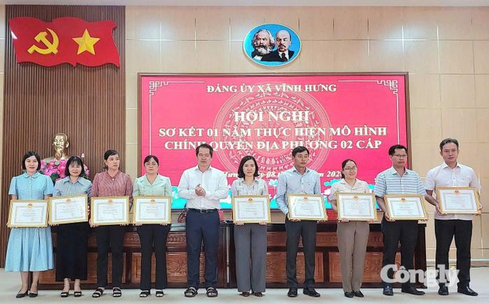 Nhiều tập thể, cá nhân có thành tích xuất sắc sau 1 năm thực hiện mô hình chính quyền địa phương 2 cấp.