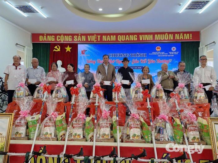 Hoạt động trao tặng quà trong chương trình về nguồn.