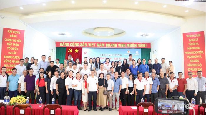 Các đại biểu chụp hình lưu niệm.