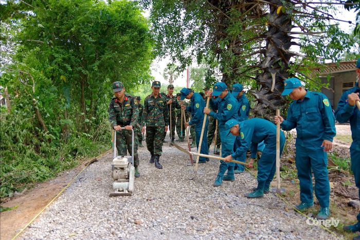 Các lực lượng phối hợp dọn vệ sinh, xây dựng cảnh quan môi trường.