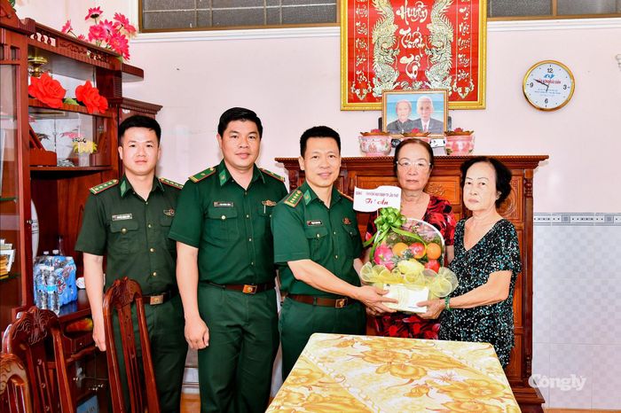 Đại tá Phạm Lê Xuân Bình tặng quà gia đình Liệt sĩ, Anh hùng Lực lượng vũ trang nhân dân Nguyễn Việt Hùng, nguyên Chính trị viên Đại đội bảo vệ Tỉnh ủy Sóc Trăng (B68).