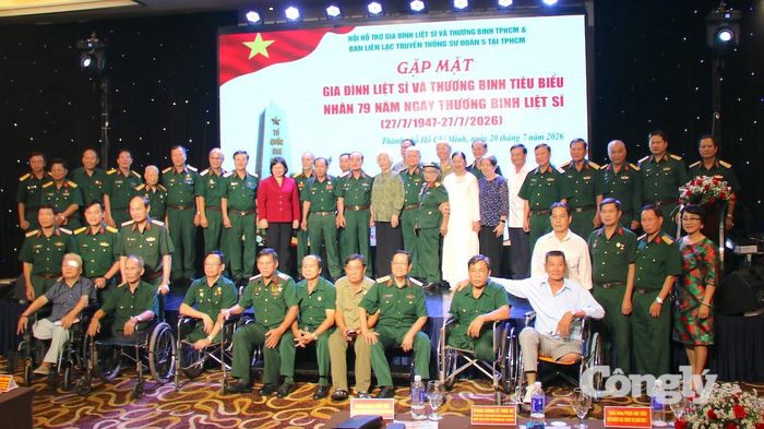 Lãnh đạo Thành ủy, Ban LLTT Sư đoàn 5 tại TP.HCM, Hội HTGĐLS &amp; TB TP.HCM... chụp hình cùng các thương, bệnh binh.