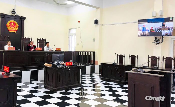 Chánh án TAND khu vực 6 - Cần Thơ Trương Anh Tuấn chủ tọa phiên tòa trực tuyến xét xử vụ án ma túy.
