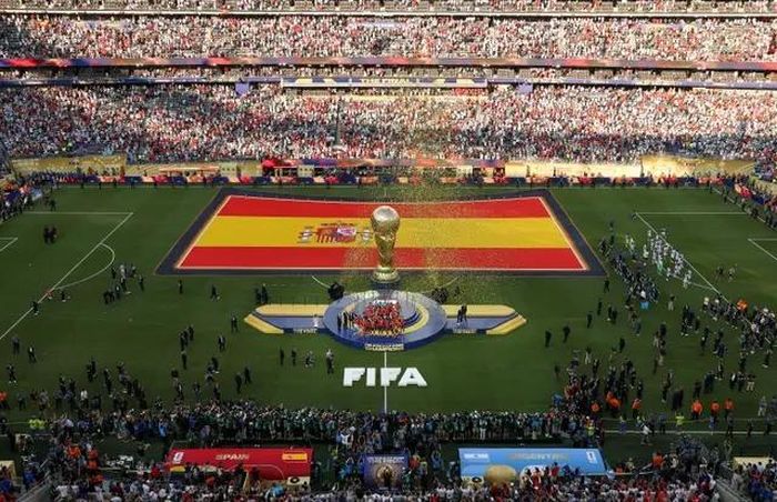 Các cầu thủ Argentina dường như quay mặt về hướng khác trong lễ trao cúp. Ảnh: Steph Chambers - FIFA/FIFA via Getty Images)